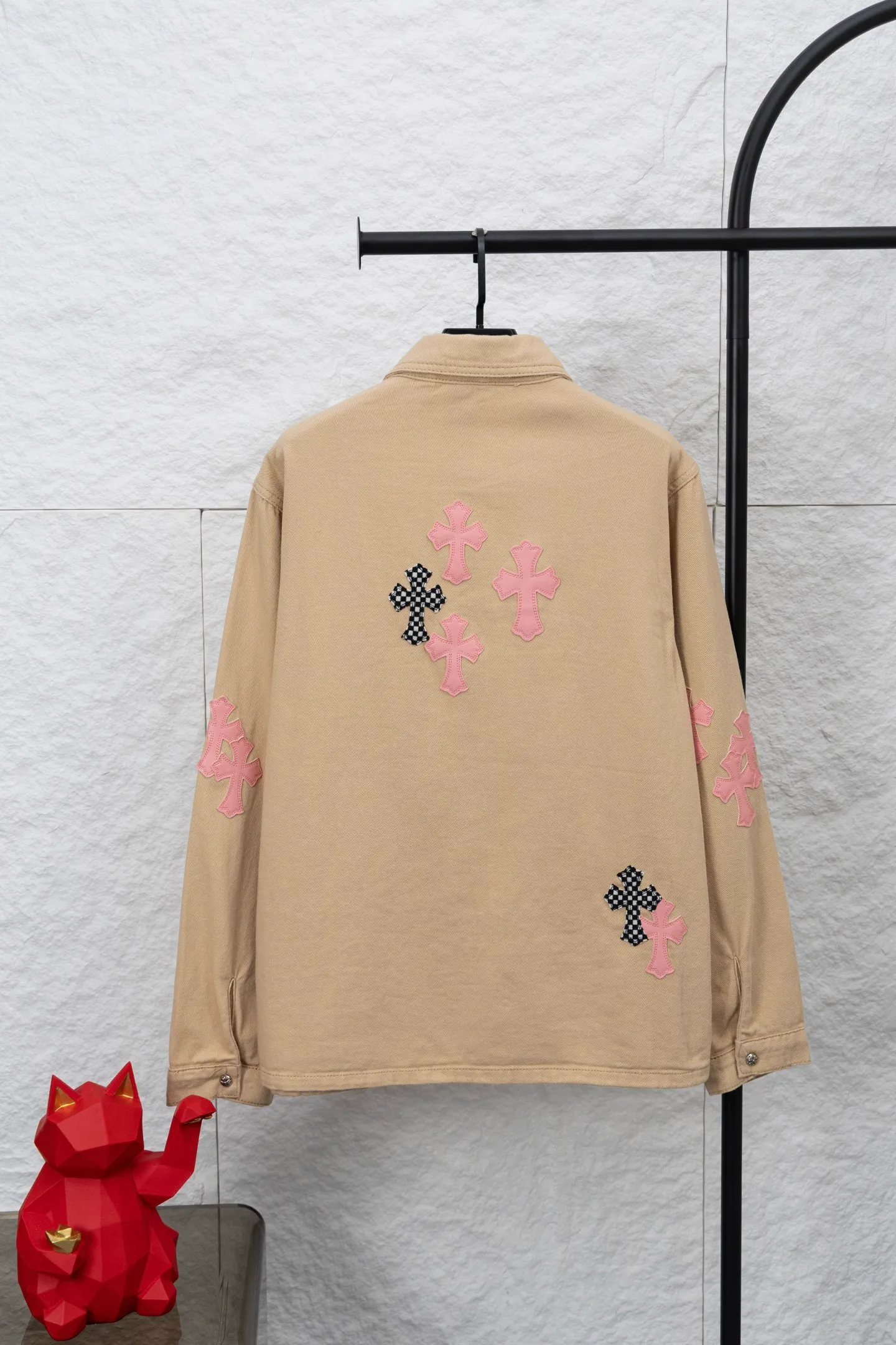 P260 model number/F110 chrome hearts 2025 new limited edition cherry blossom pink checkerboard leather Work Dog Jacket khaki denim jacket denim jacket vi Top heavy industry fashionable design] Consistent high street luxury style creation. Speaking of this style, the Zangyin family and GU family are definitely the leading representative brands. Especially the Zangyin family has really achieved a state-of-the-art effect in creating high street style. The unique washed material is used to create this style. The color system is quite eye-catching. After it is decorated with patchwork cross flowers, it cleverly highlights the charm of the brand. Secondly, this style uses classic The classic high-waist cutting design highlights the long legs and fashionable temperament of the upper body. The brand is highly recognizable and the slim fit configuration is more suitable for daily wear. It is a product that interprets personality, fashion, and specifications at a glance. This single product is enough to make any fan excited. It can be a white T-shirt for youthful preppy style, or a tight suspender for lady style. It has strong matching ability and can be easily controlled by men.  [Materials and craftsmanship] Needless to say, this point goes without saying. As an excellent craftsman brand, Zangyin’s requirements for details and craftsmanship are really perfect. The washed color of this model has gone through so many processes, not to mention the embellishment of denim appliques. It is also purely hand-made and sewn. Just like what they believe in, only hand-made things have soul and have the meaning of wear. A top-notch heavy-duty fashionable denim item, I look forward to your perfect interpretation! !  Color: Picture color Version: Loose